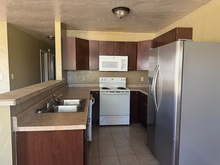 570 W Sterling Price St — Photo 3