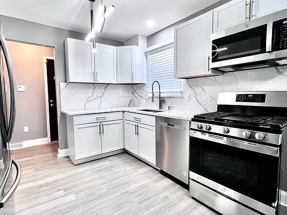 3rd image of 14736 Langley Ave