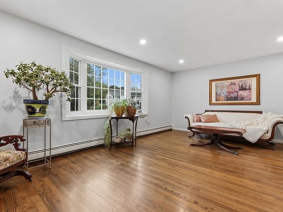 3rd image of 14 Fox Hill Rd
