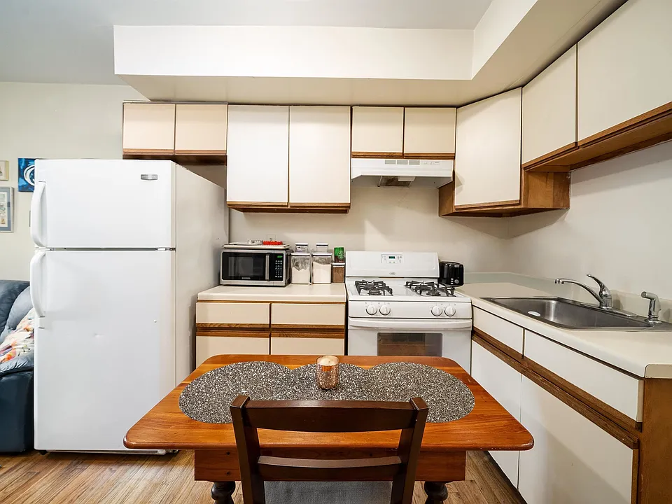 606 Jefferson St #3R
