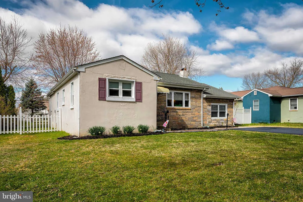 1428 School Ln photo 1