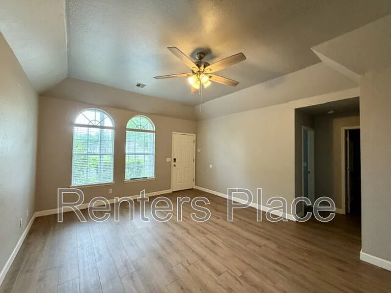 312 W Sycamore St — Photo 3