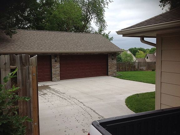 Detached garage