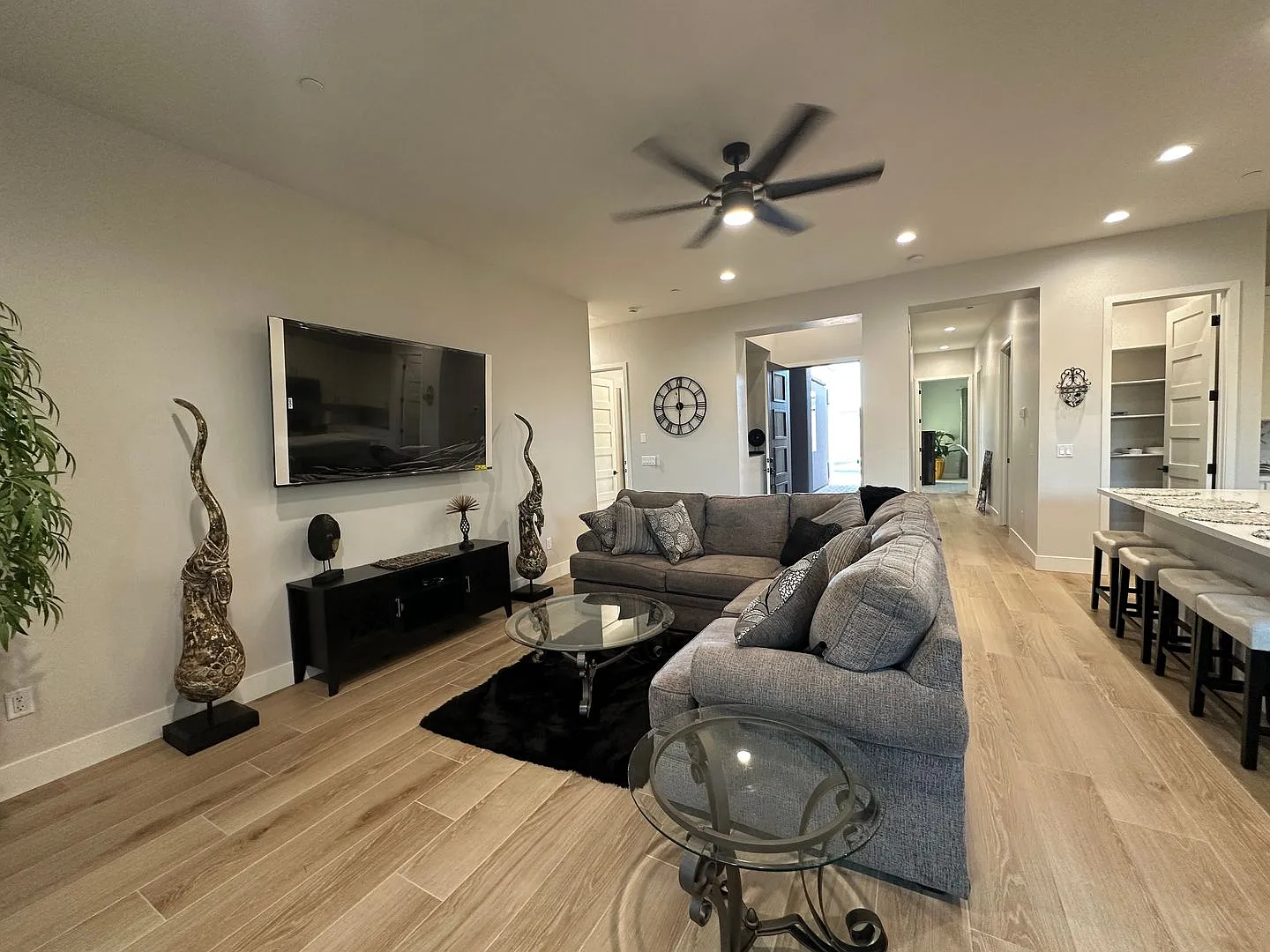 Furnished - Longterm - New build - RV garage - Community heated pool & spa — Photo 3