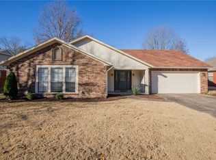 2961 N John Wayne Dr, Fayetteville, AR 72703