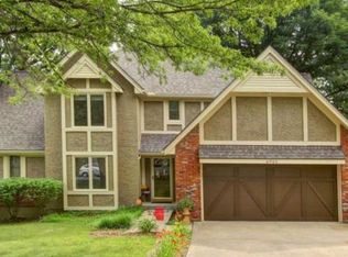 6945 N Woodland Ave, Gladstone, MO 64118