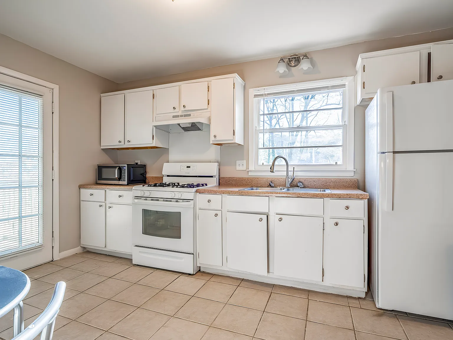 4 bed, 4.0 bath, 2000 sqft, $693 — Photo 3