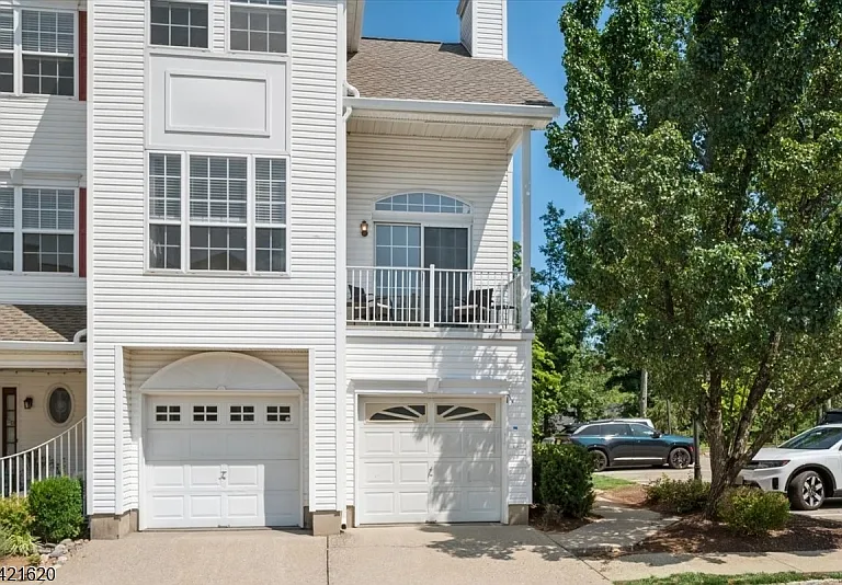 82 Hancock Dr — Photo 37