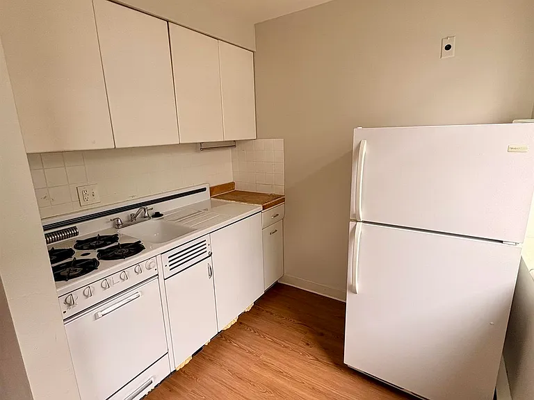 Karen Jean Apartments — Photo 14