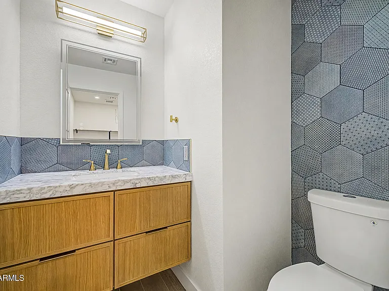 2084 N Sunset Dr — Photo 17