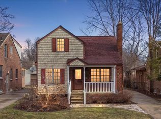 1218 Roslyn Rd, Grosse Pointe Woods, MI 48236