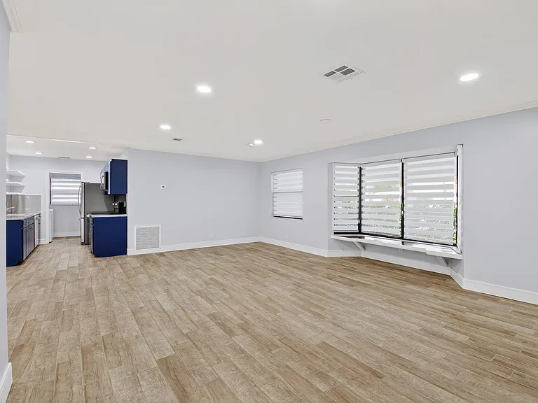 725 Heron Dr — Photo 9