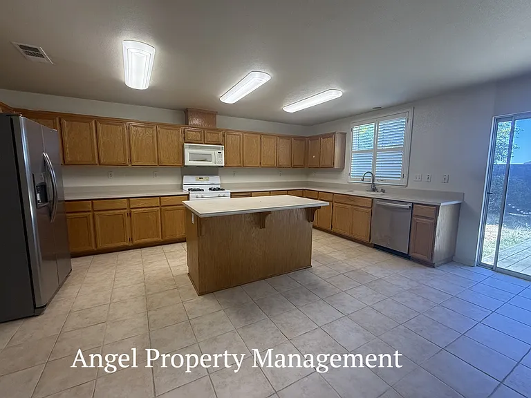 1245 Oak Haven Way — Photo 3