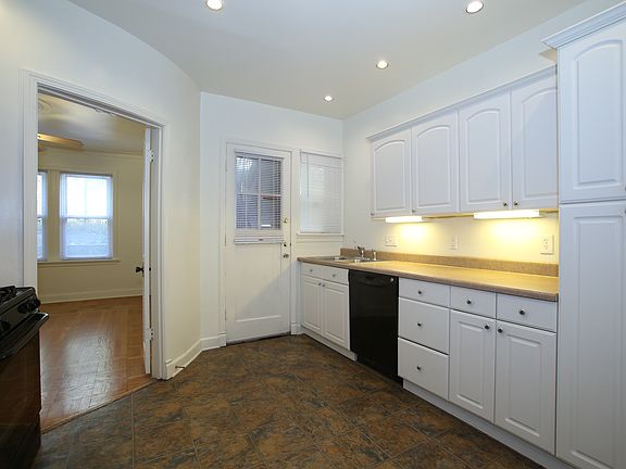 3rd image of 745 Westwood Dr #3