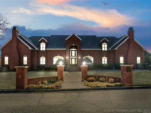 1402 Country Club Dr, Okmulgee, OK 74447