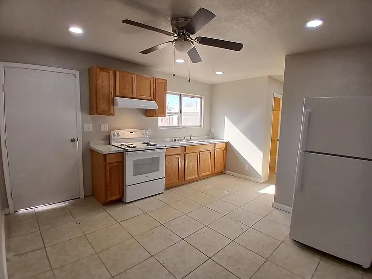357 W Magnolia St — Photo 2