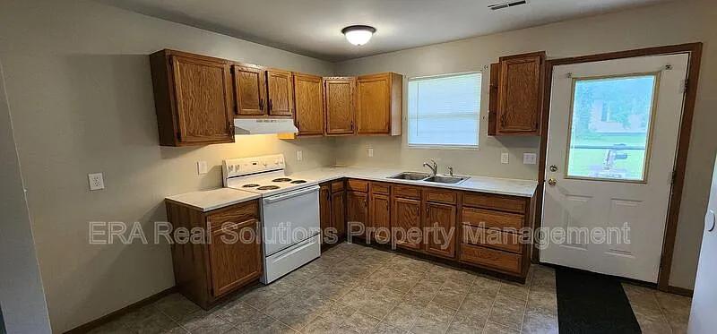 2 bed, 1.0 bath, $895 — Photo 3