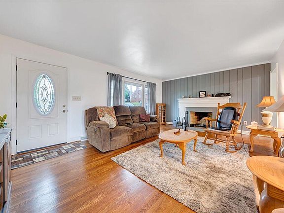 4th image of 121 Maplelawn Ave NE