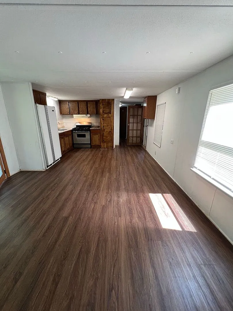 Bright & Spacious 2-Bedroom Mobile Home with Open Floor Plan — Photo 4
