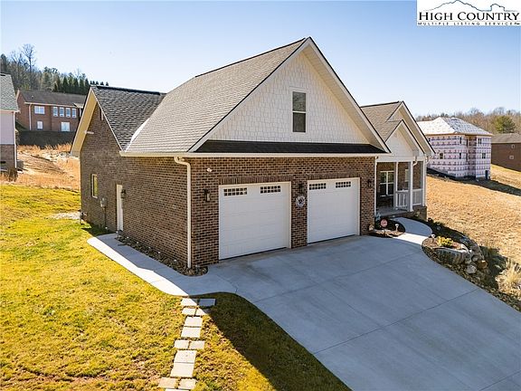 4th image of 715 SE Chatsworth Circle