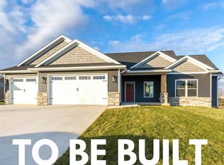 1 Country Club Ct, Le Claire, IA 52753