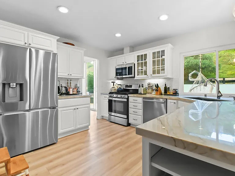 6075 Charae St — Photo 8
