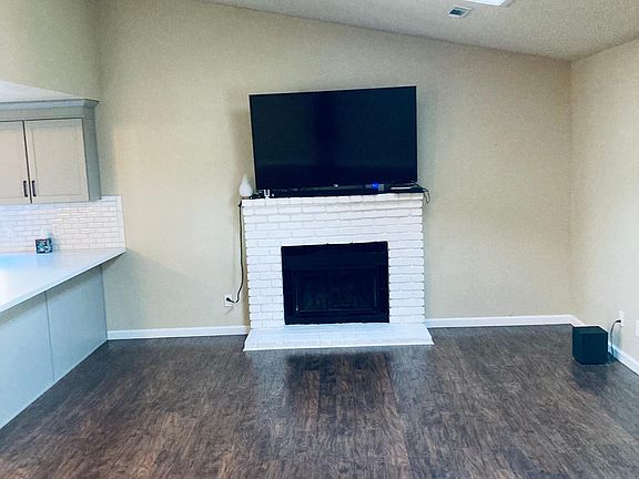 Living room/fireplace
