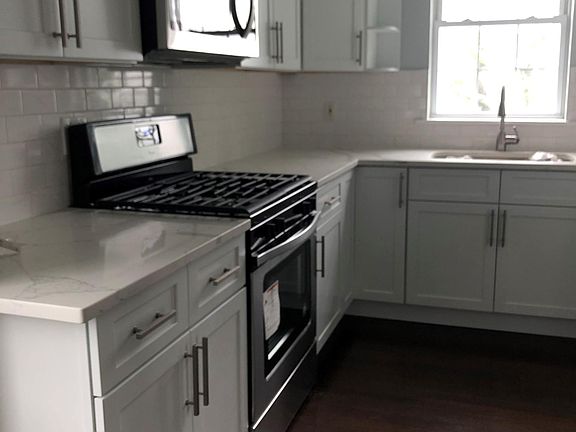 2nd image of 17 Lincoln Ave E #2R