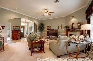 Living Room : Great entertaining area