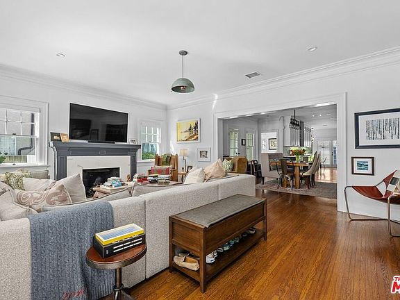 2nd image of 1117 S Manhattan Pl