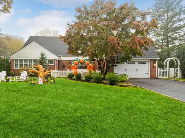 391 Titus Way, East Williston, NY 11596