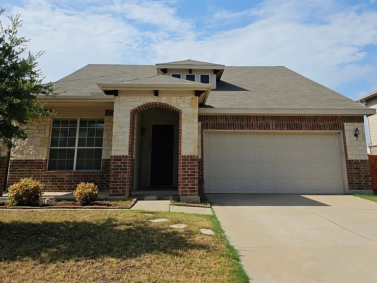 3905 Polar Brook Dr — Photo 1