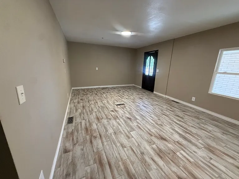 223 W Avenue J — Photo 2