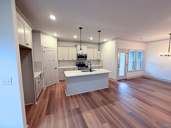 3rd image of 110 Applegrove Ln