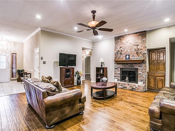 3rd image of 1521 Weatherstone Dr