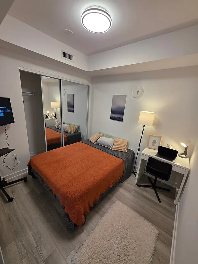 Deluxe Room without Window - Dundas St West & Simcoe St — Photo 1