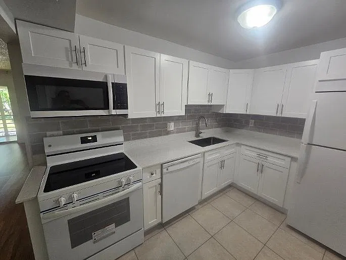 1 bed, 1.5 bath, 800 sqft, $1,800 — Photo 2