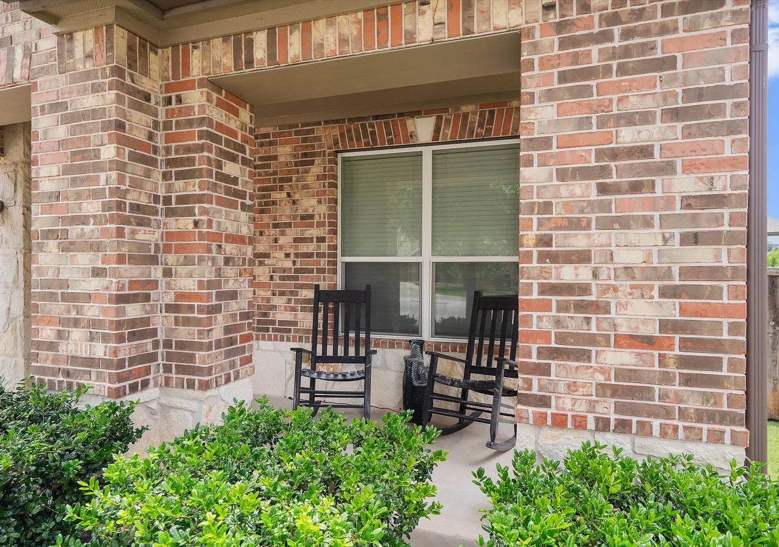Lively 5 Bedroom, 3.5 Bath, 2-Story Home in Leander! — Photo 4