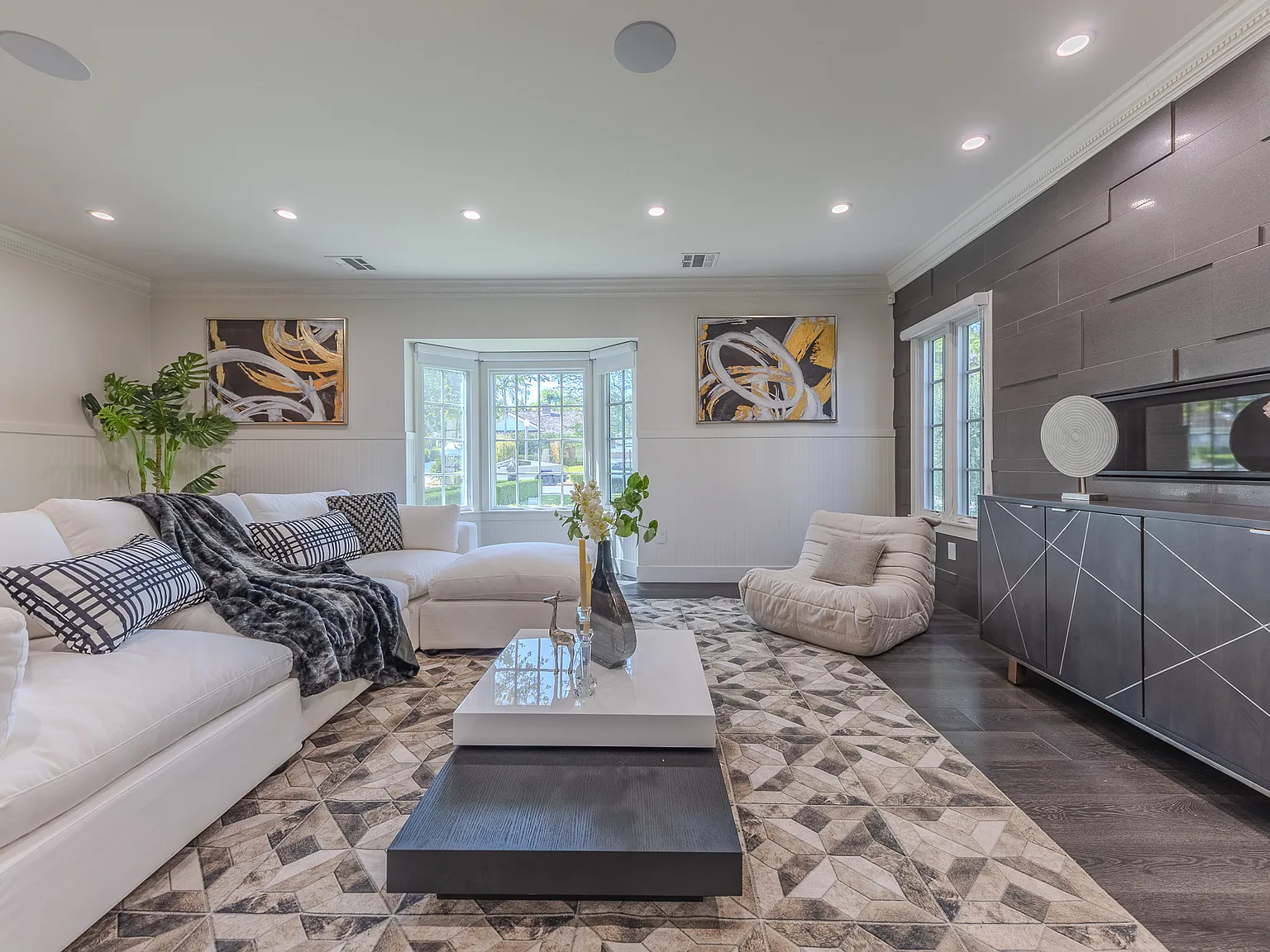 5 bed, 3770 sqft, $12,900 — Photo 3