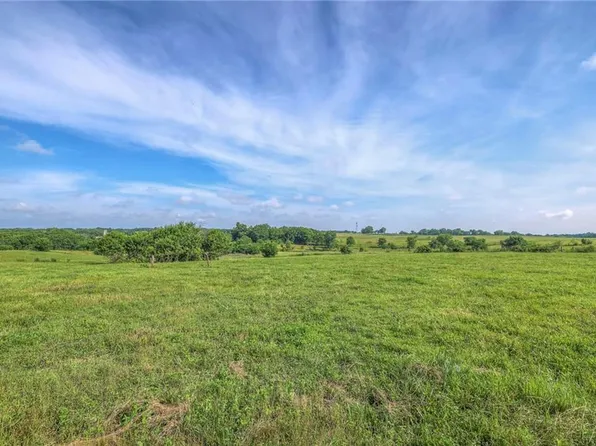 E 355th St, Garden City, MO 64747