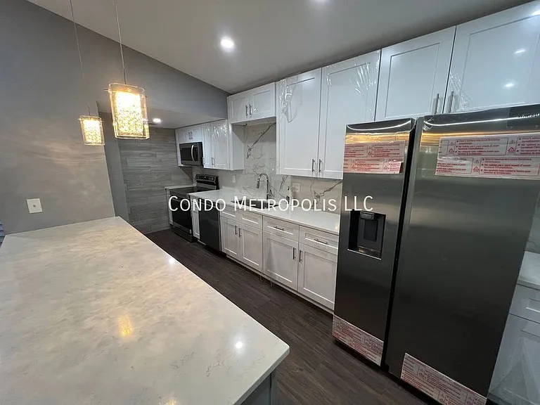 5039 Vineland Rd — Photo 1