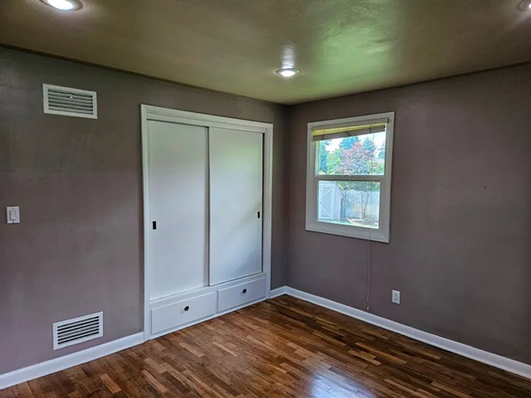 1121 23rd St NE — Photo 9