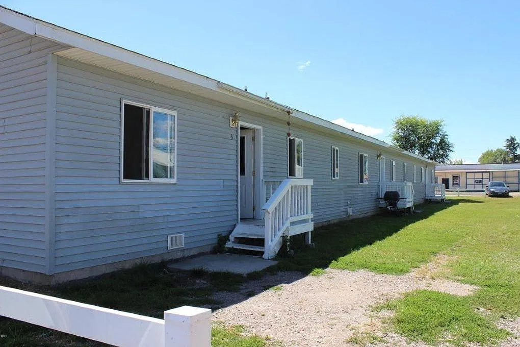 3 bed, $1,300 — Photo 1