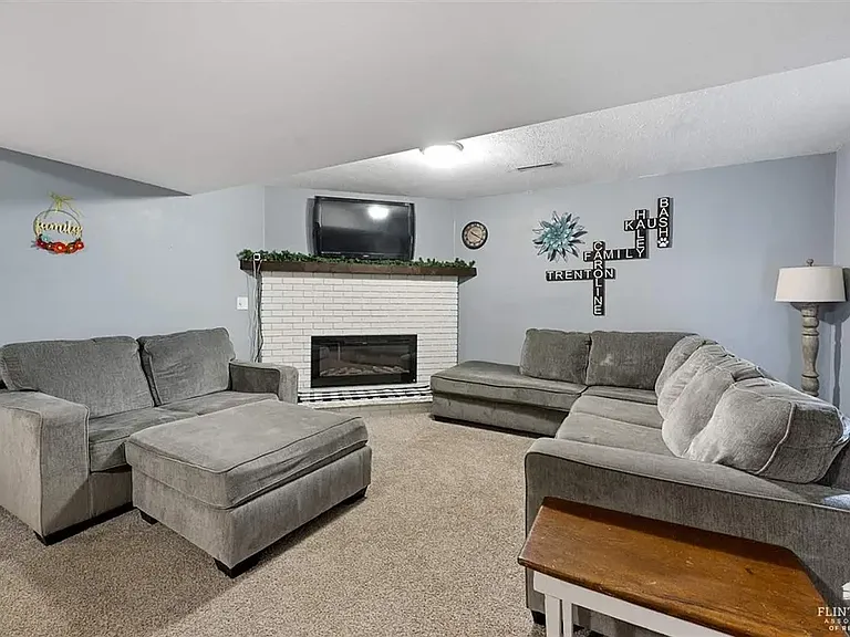 308 Harvey Cir — Photo 8