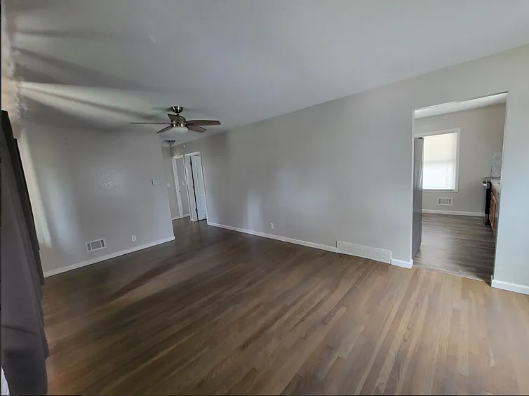Cute 5 Bedroom 2 Bath House Located in Washington Local School District — Photo 1