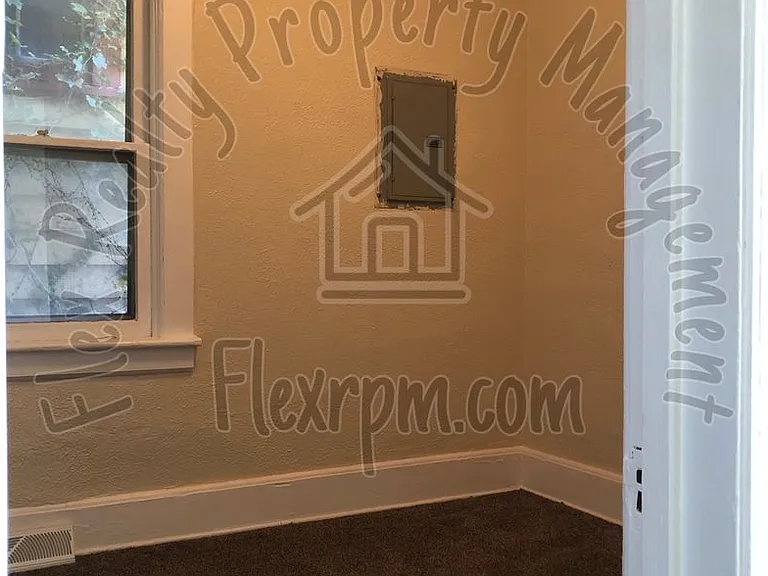 227 Everett St — Photo 4