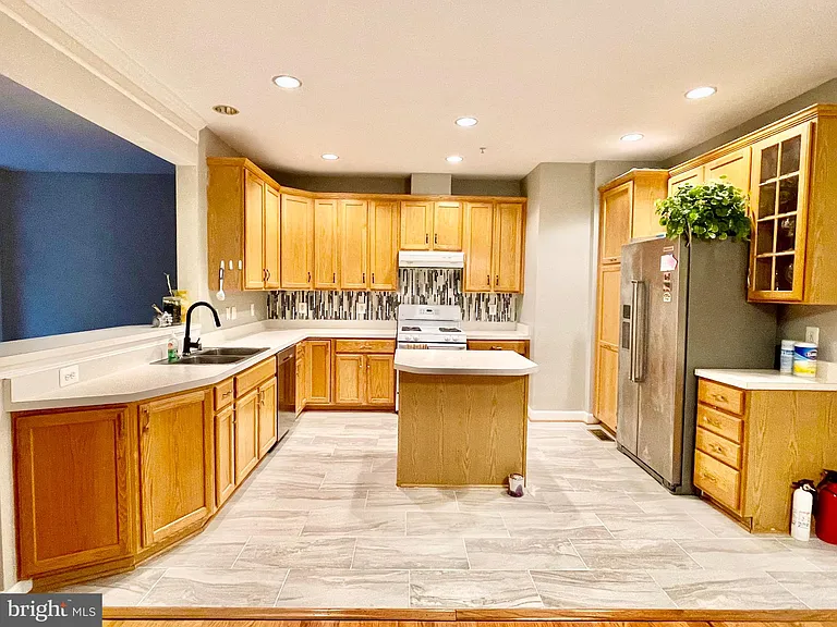12402 Falconbridge Dr — Photo 2