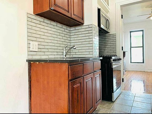 4th image of 410 Putnam Ave #2