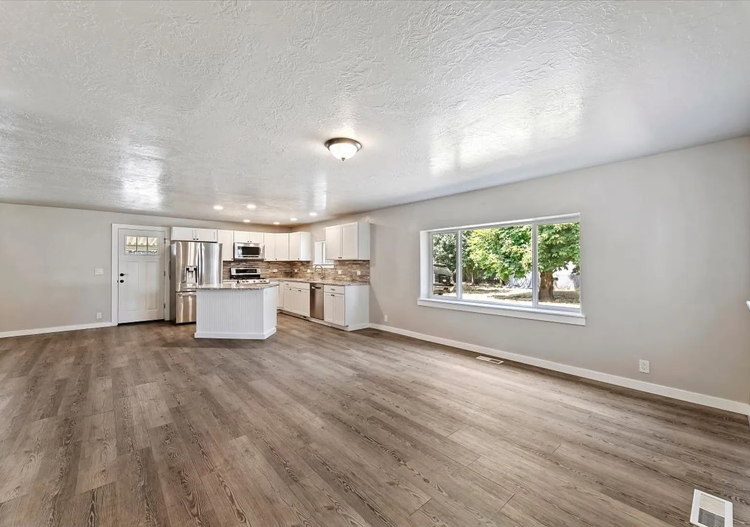 Spacious Middleton Home, Utilities & Lawn Care Included for $300/month — Photo 3
