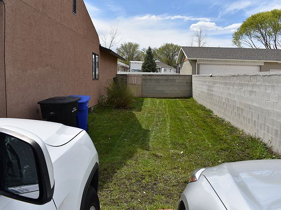 Side Yard w/ gate
